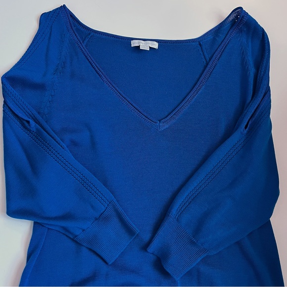 New York & Company Cold Open Shoulder V Neck Lightweight Sweater Size Medium - Picture 1 of 8